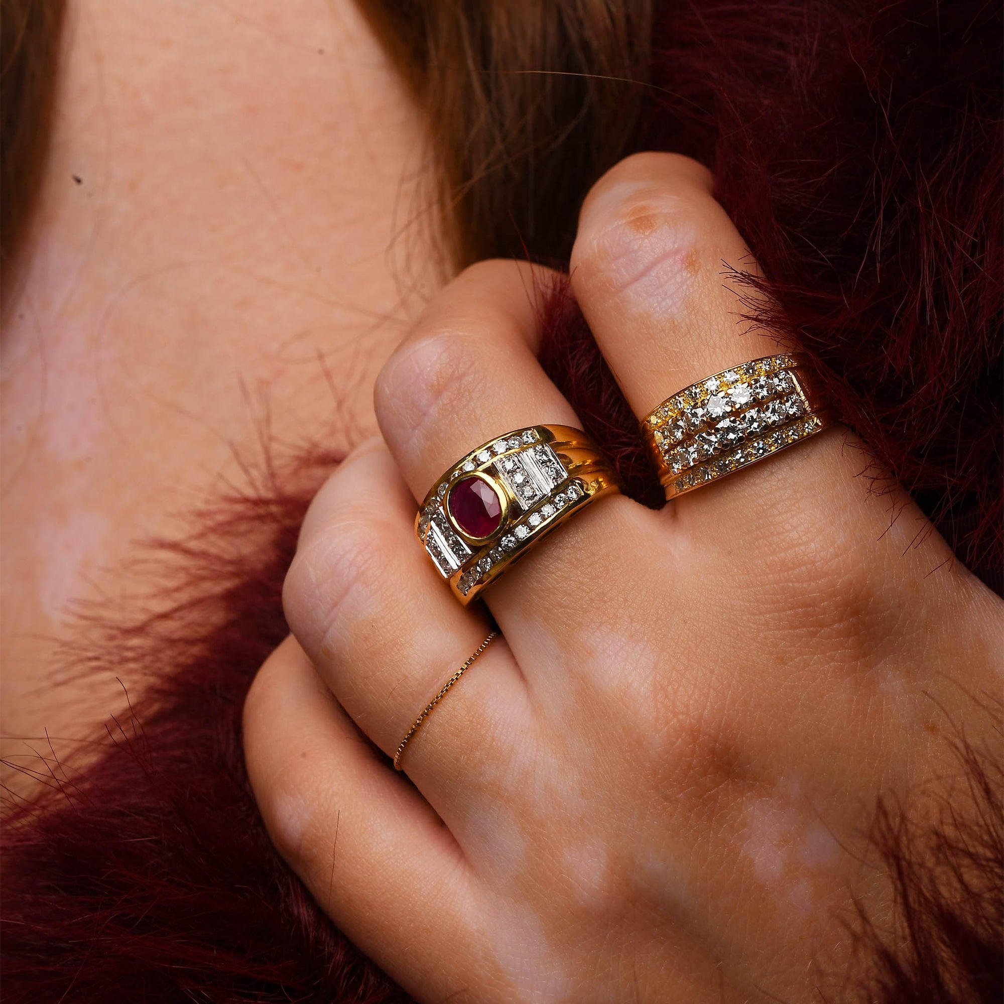 Anello fascia in oro giallo e diamanti (1656)