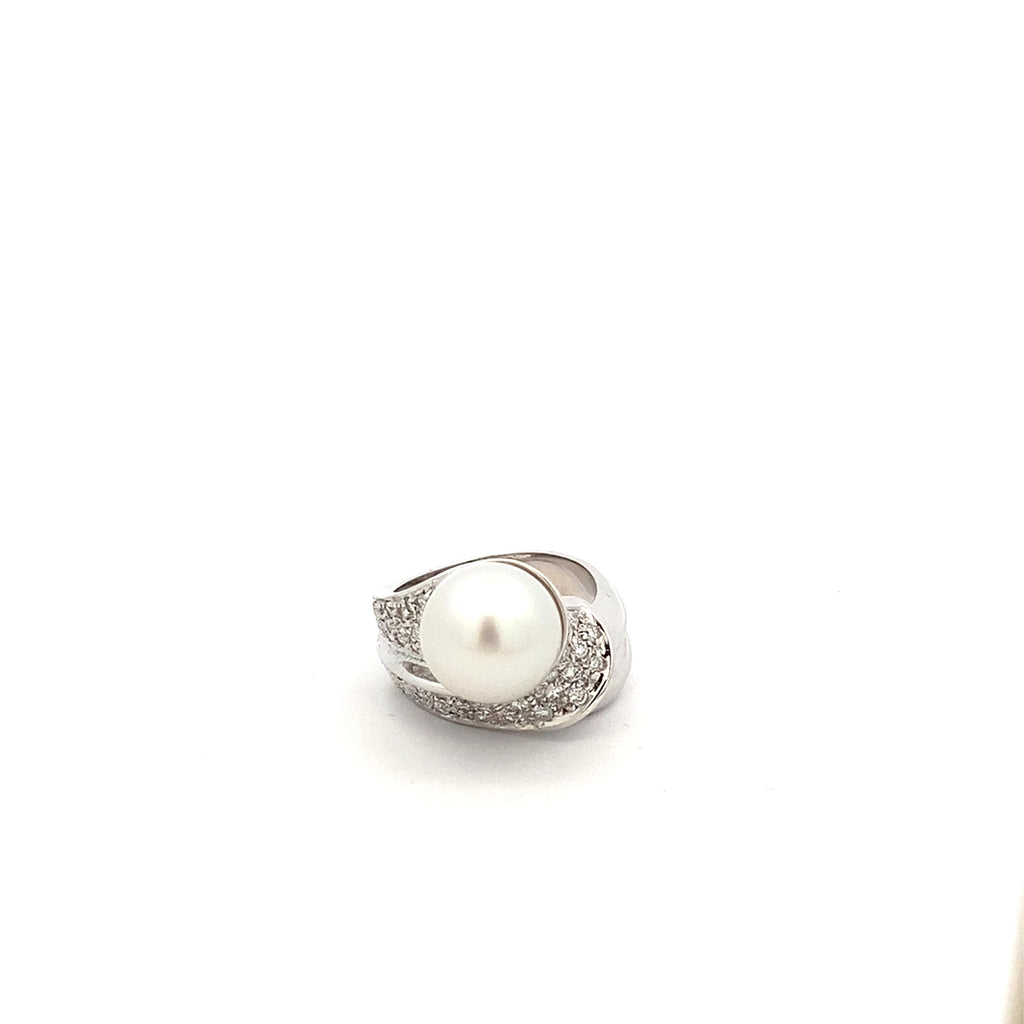 Anello in oro bianco perla e diamanti (1669)