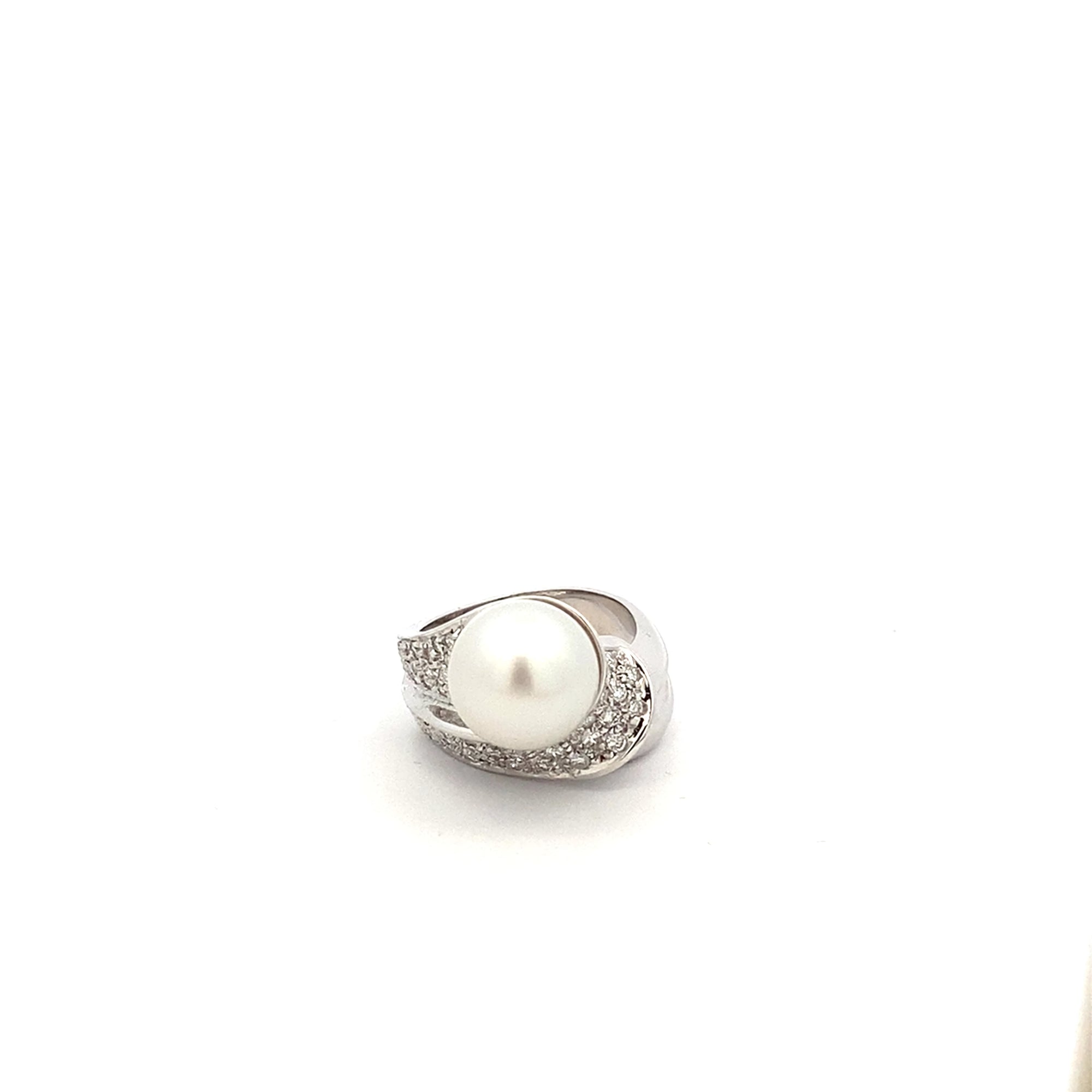 Anello in oro bianco perla e diamanti (1669)