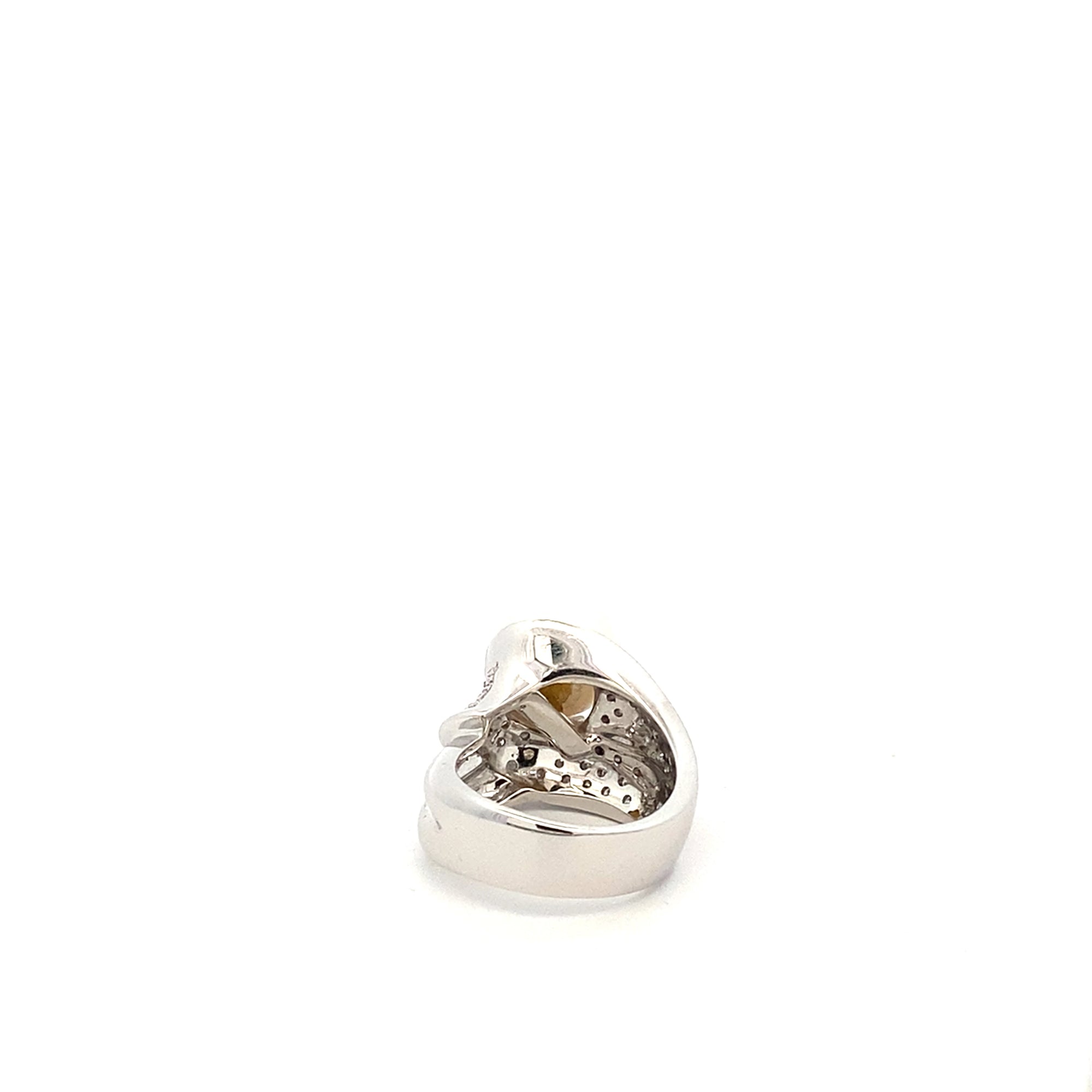 Anello in oro bianco perla e diamanti (1669)
