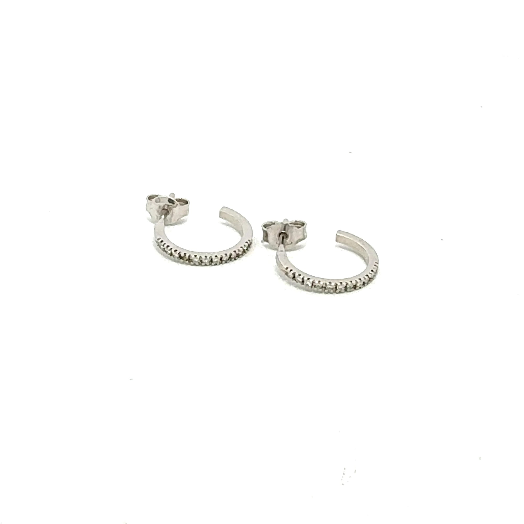 Orecchini a cerchio in oro bianco M002