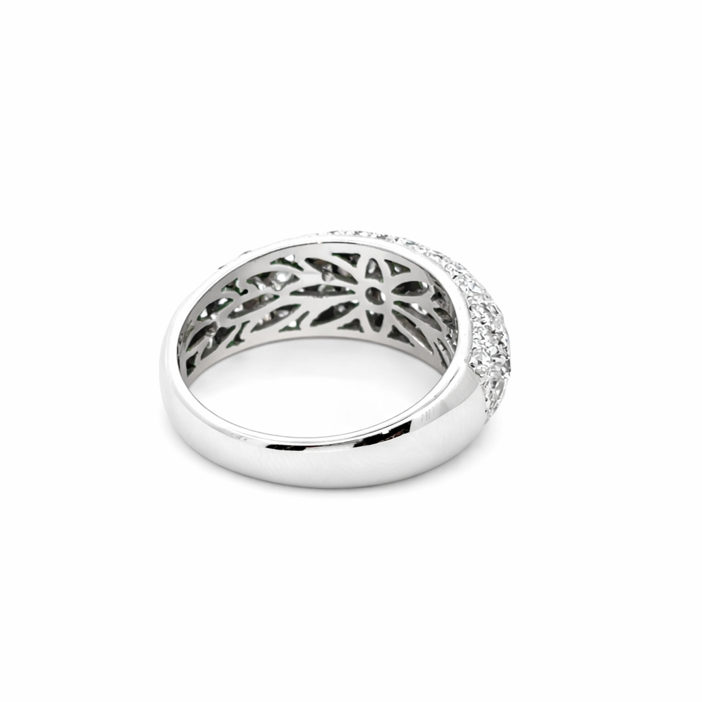 Anello in oro bianco e pavè (1826)