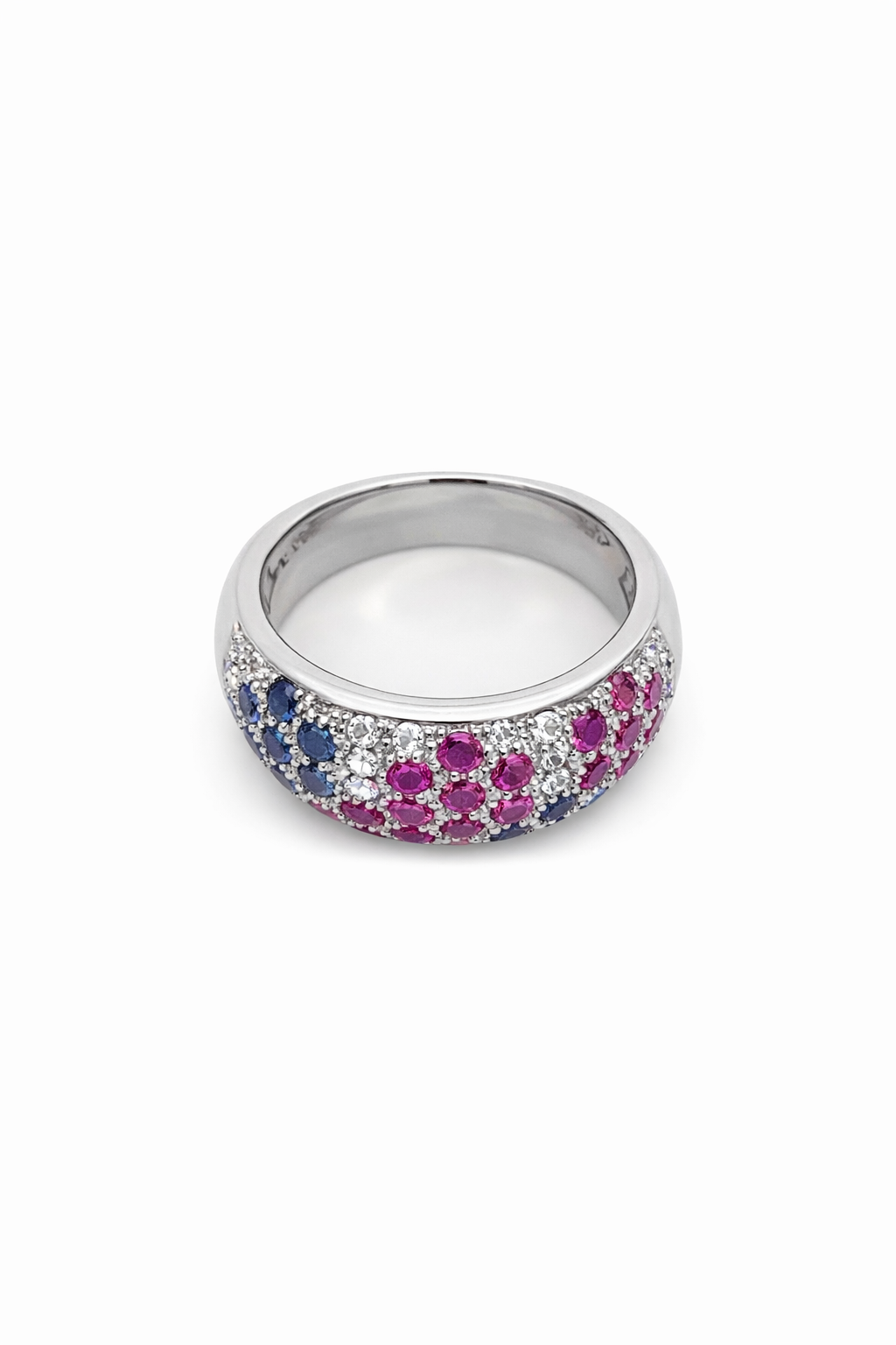 Anello fascia in oro bianco, diamanti, rubini, zaffiri (1613)