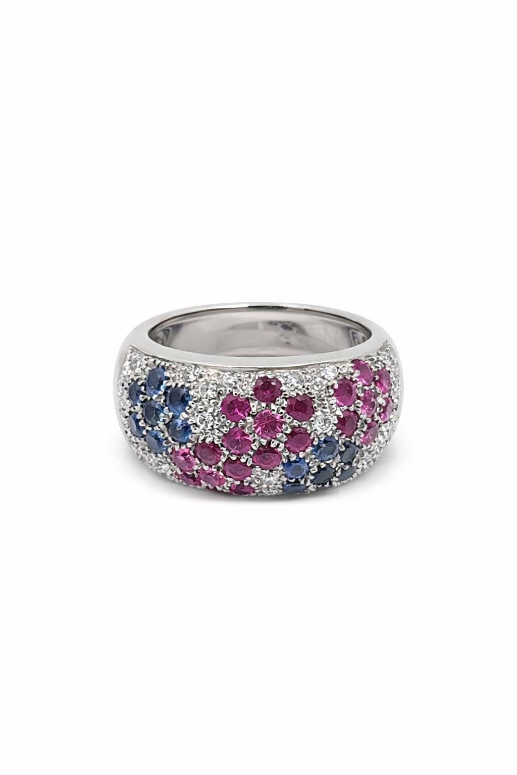 Anello fascia in oro bianco, diamanti, rubini, zaffiri (1613)