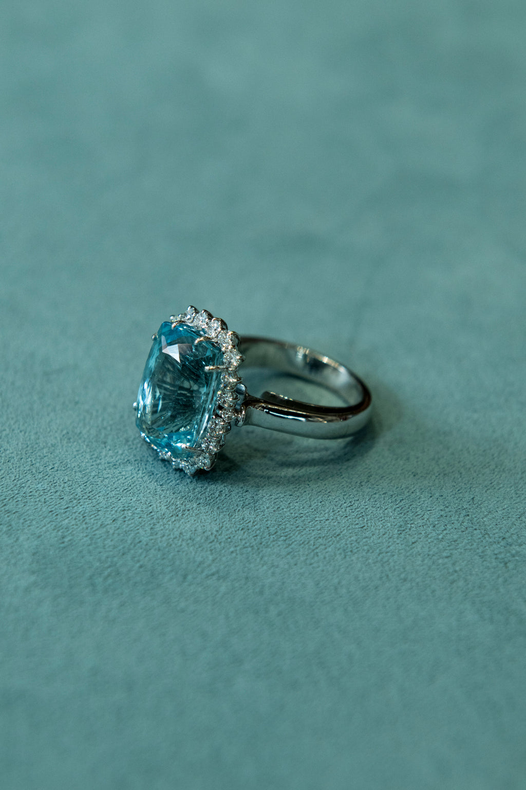 Anello in oro bianco acquamarina e diamanti (1929)