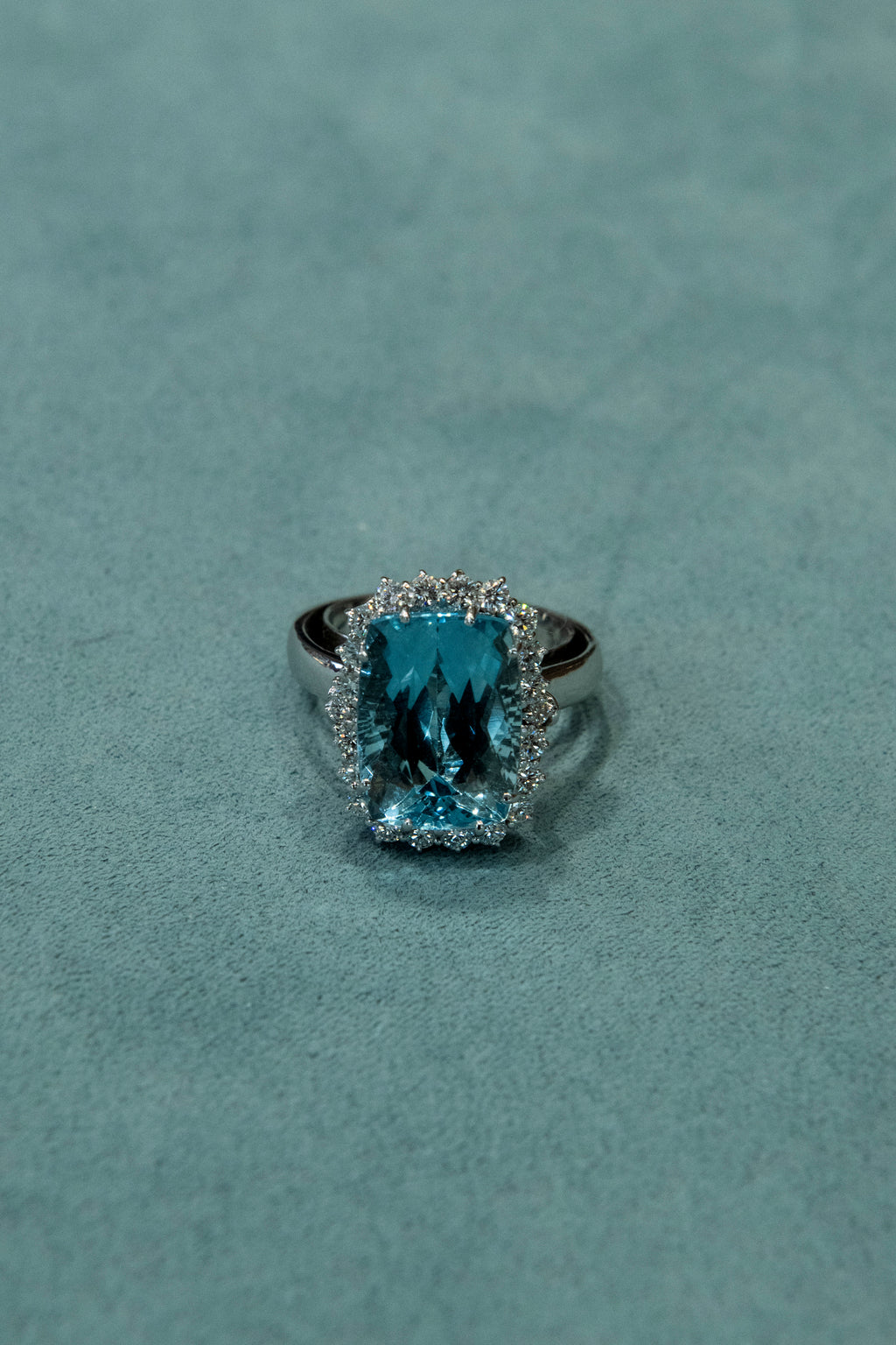 Anello in oro bianco acquamarina e diamanti (1929)