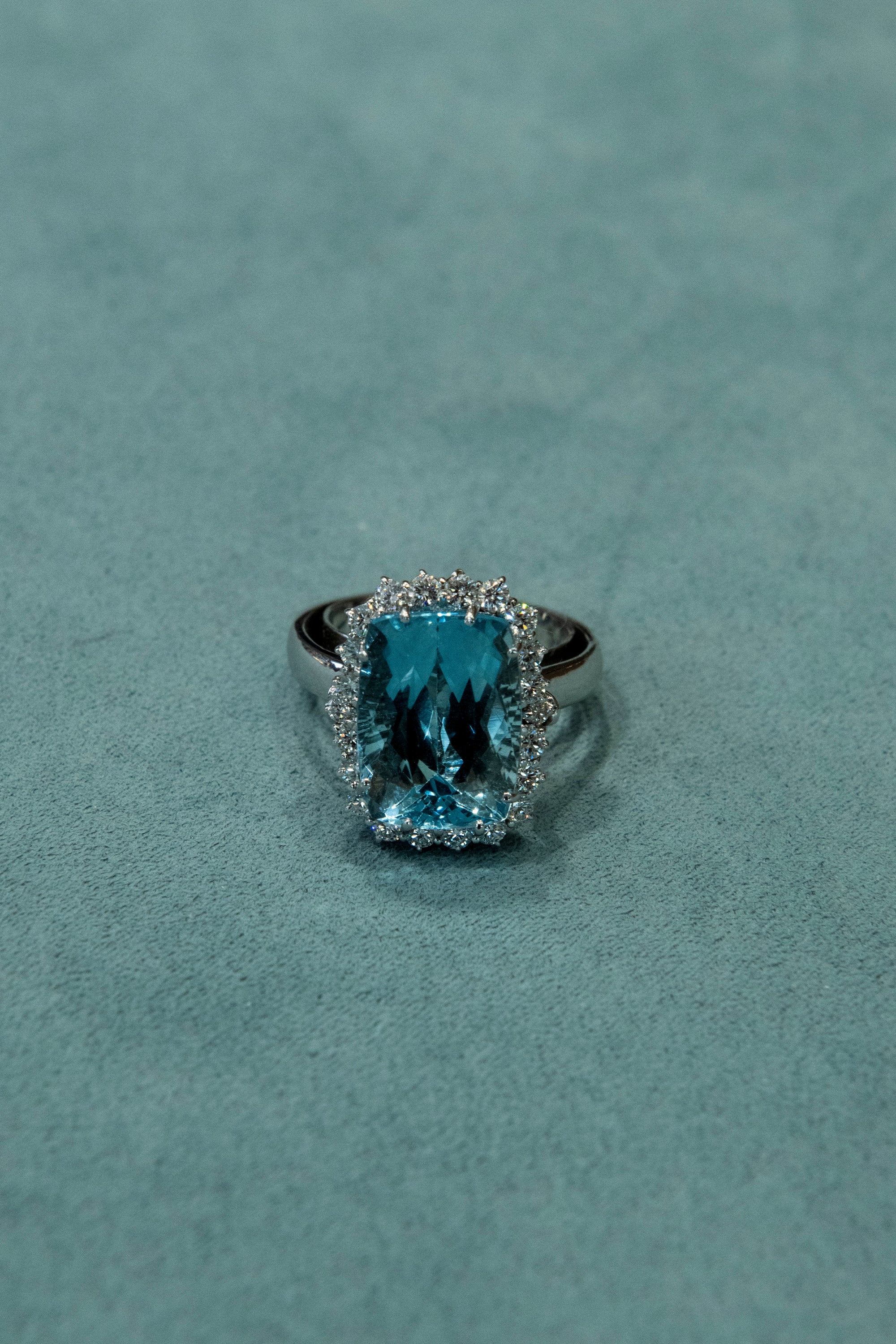 Anello in oro bianco acquamarina e diamanti (1929)