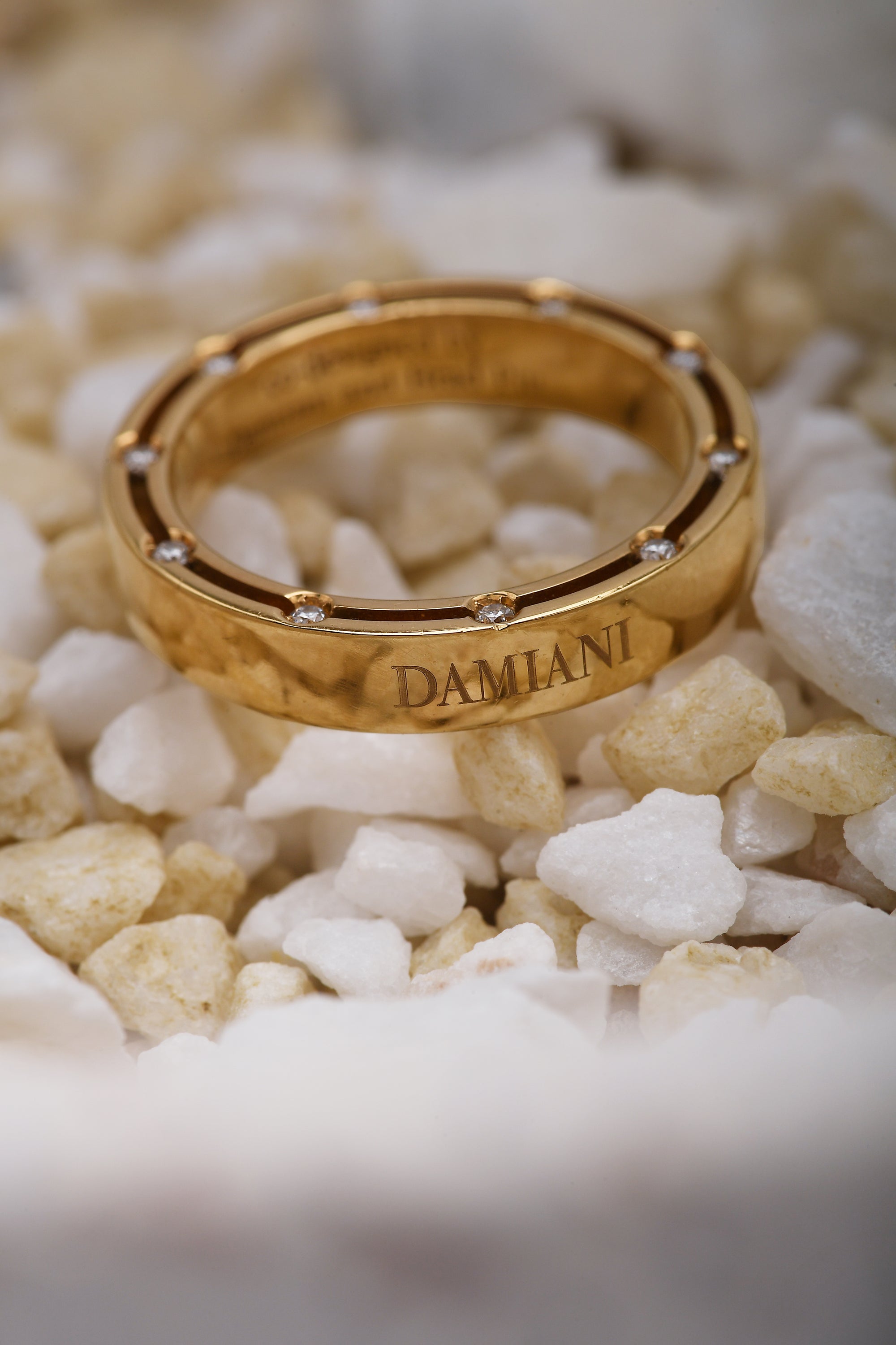 Anello fede nuziale Damiani collezione D.Side in oro giallo e diamanti