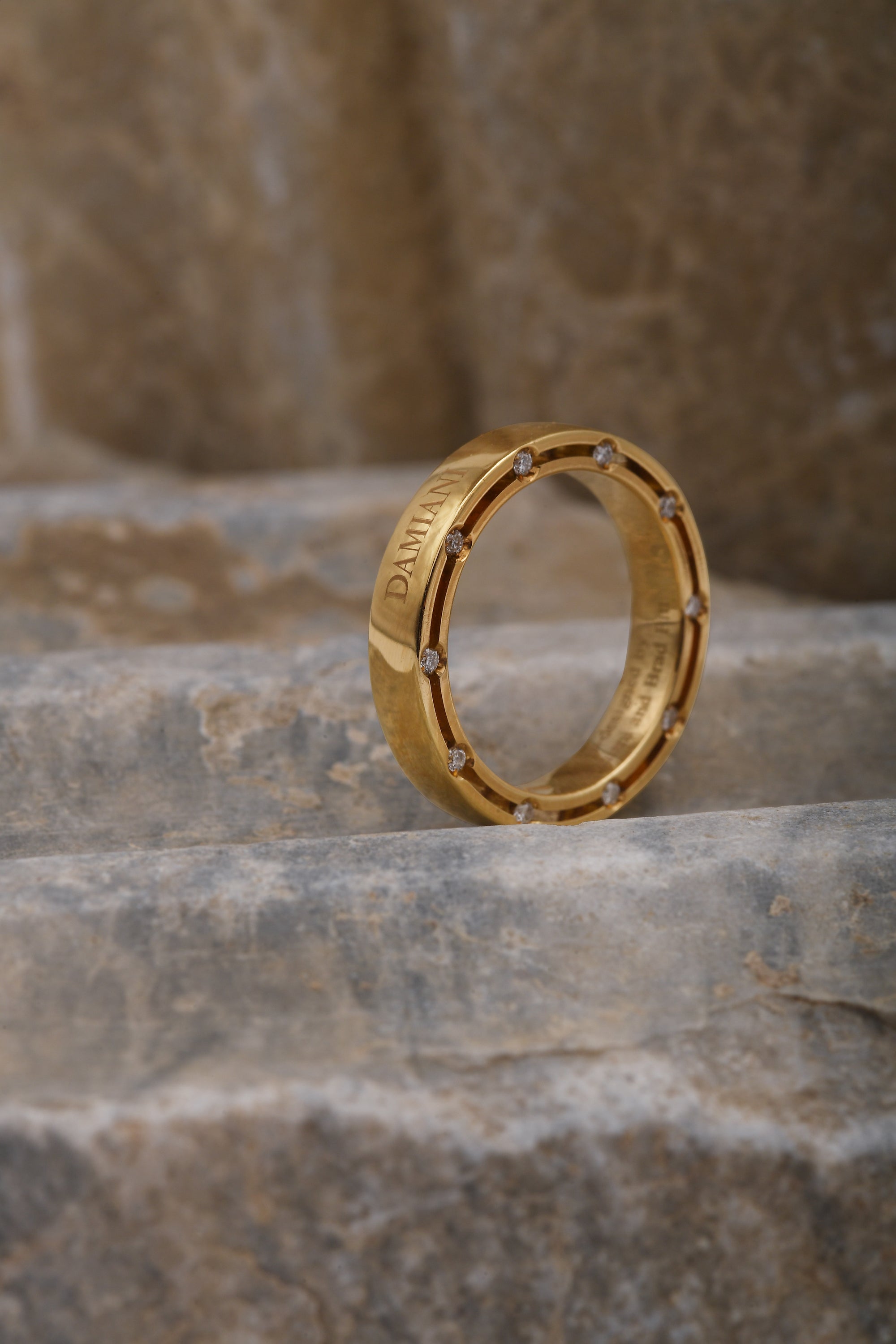 Anello fede nuziale Damiani collezione D.Side in oro giallo e diamanti
