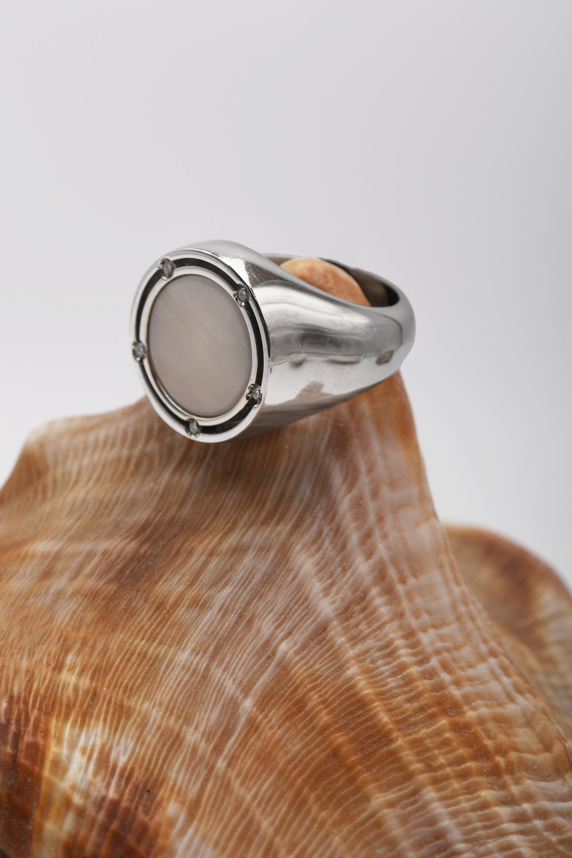 Anello Damiani in oro bianco collezione D.Side  con corallo rosa e diamanti