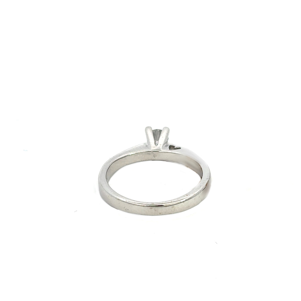 Anello solitario in oro bianco e cuoricino (1328)