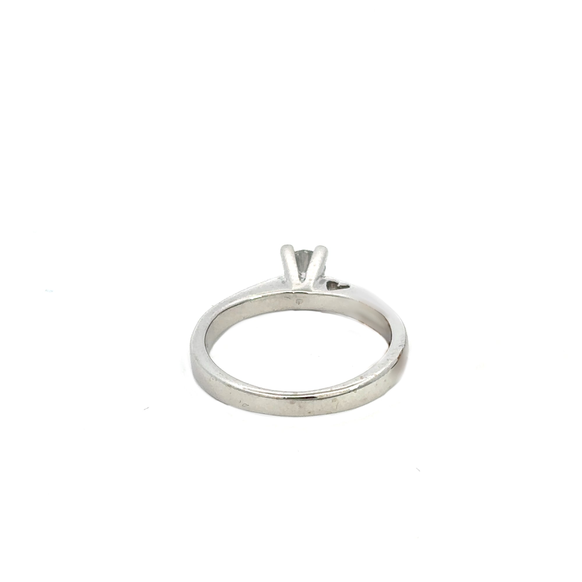 Anello solitario in oro bianco e cuoricino (1328)