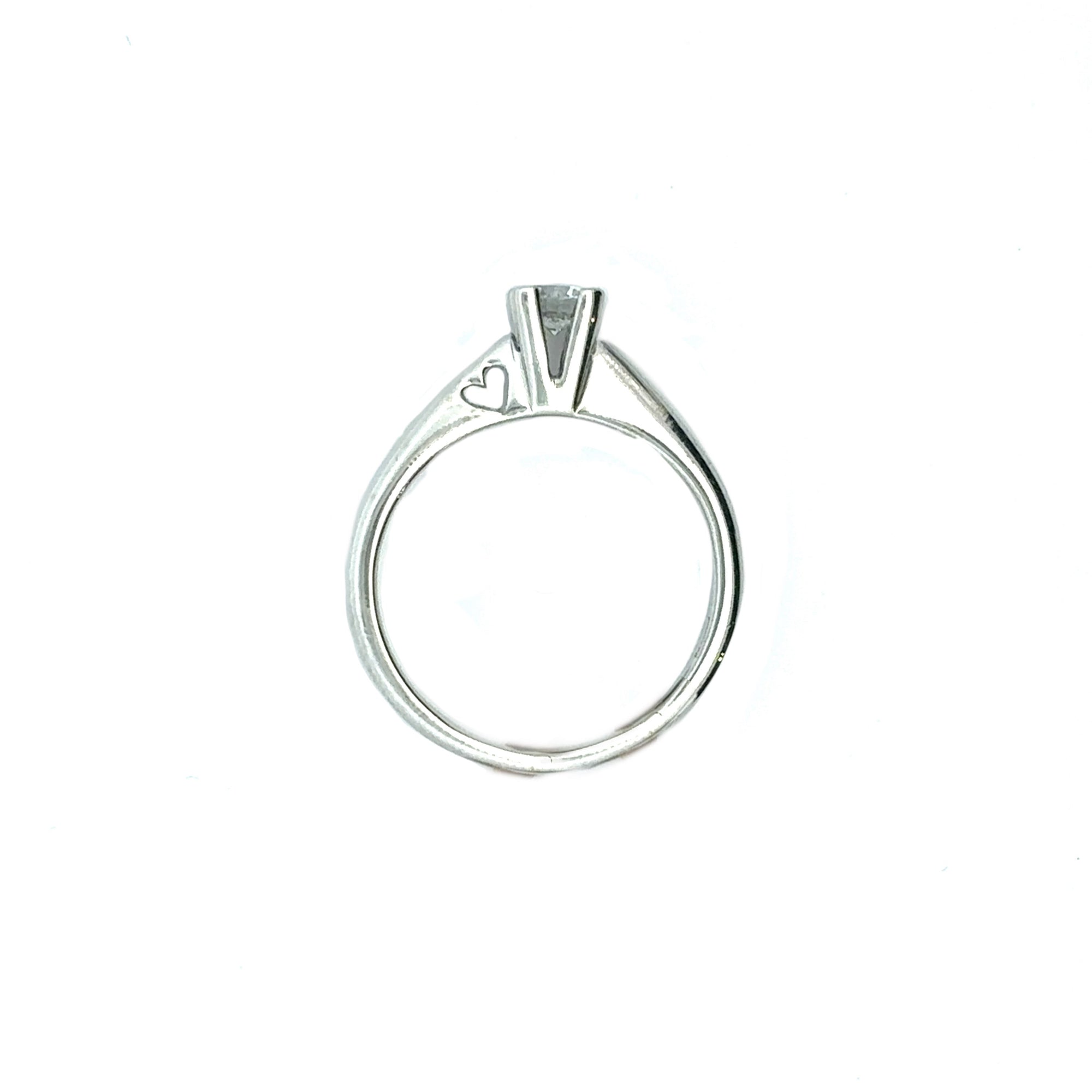 Anello solitario in oro bianco e cuoricino (1328)