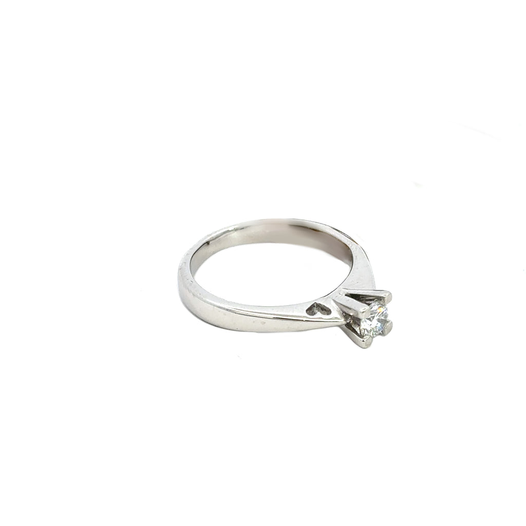Anello solitario in oro bianco e cuoricino (1328)
