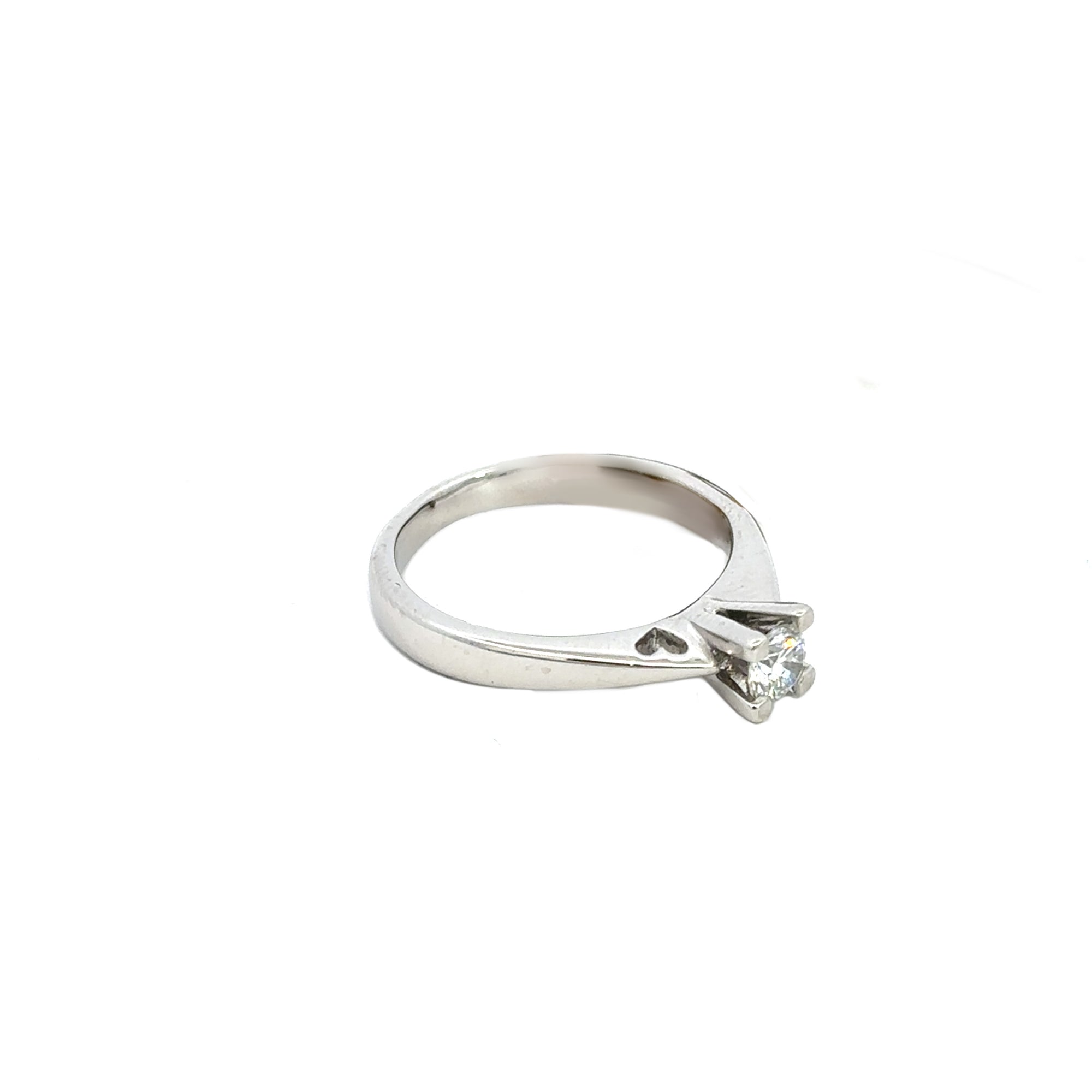 Anello solitario in oro bianco e cuoricino (1328)