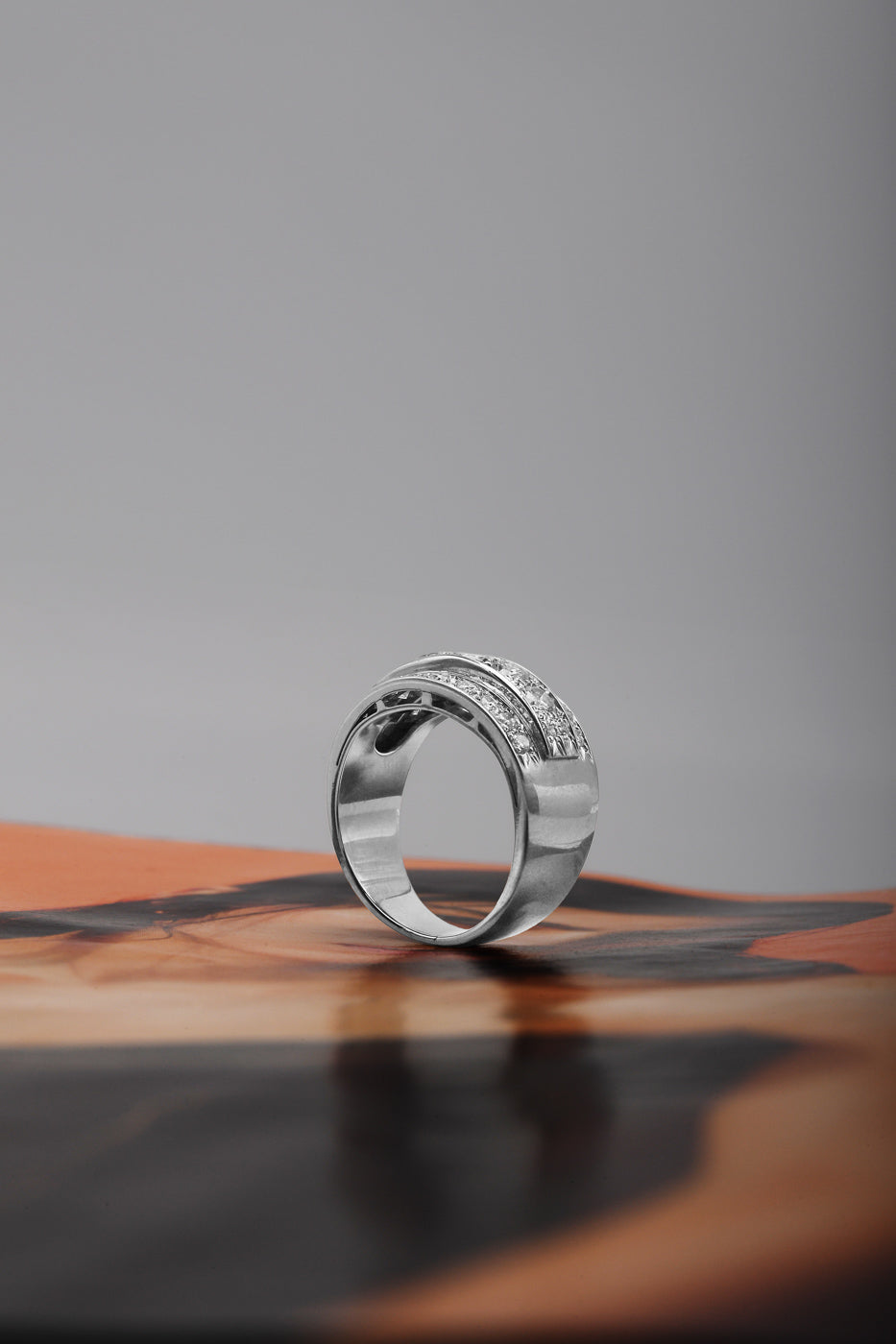 Anello a fascia in oro bianco con diamanti (1665)