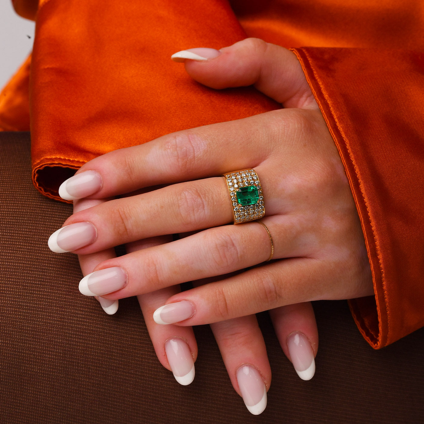 Anello in oro giallo e smeraldo centrale (1604)