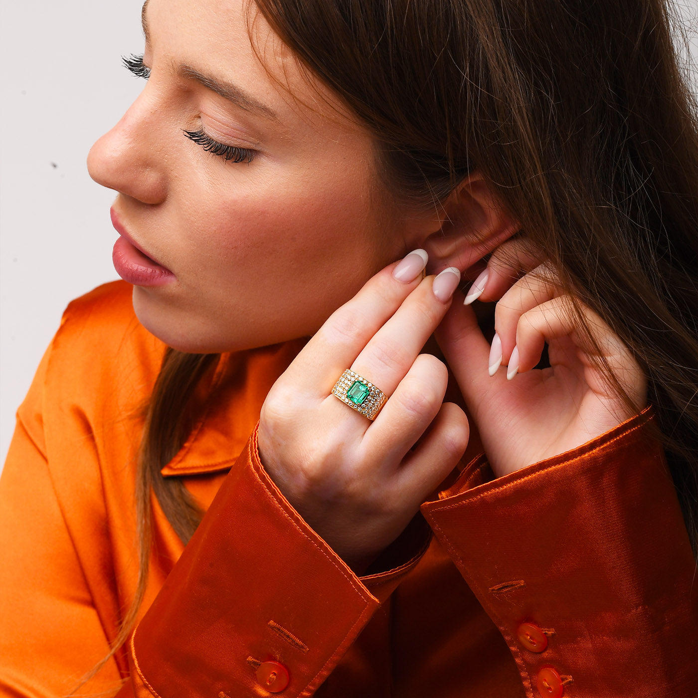 Anello in oro giallo e smeraldo centrale (1604)