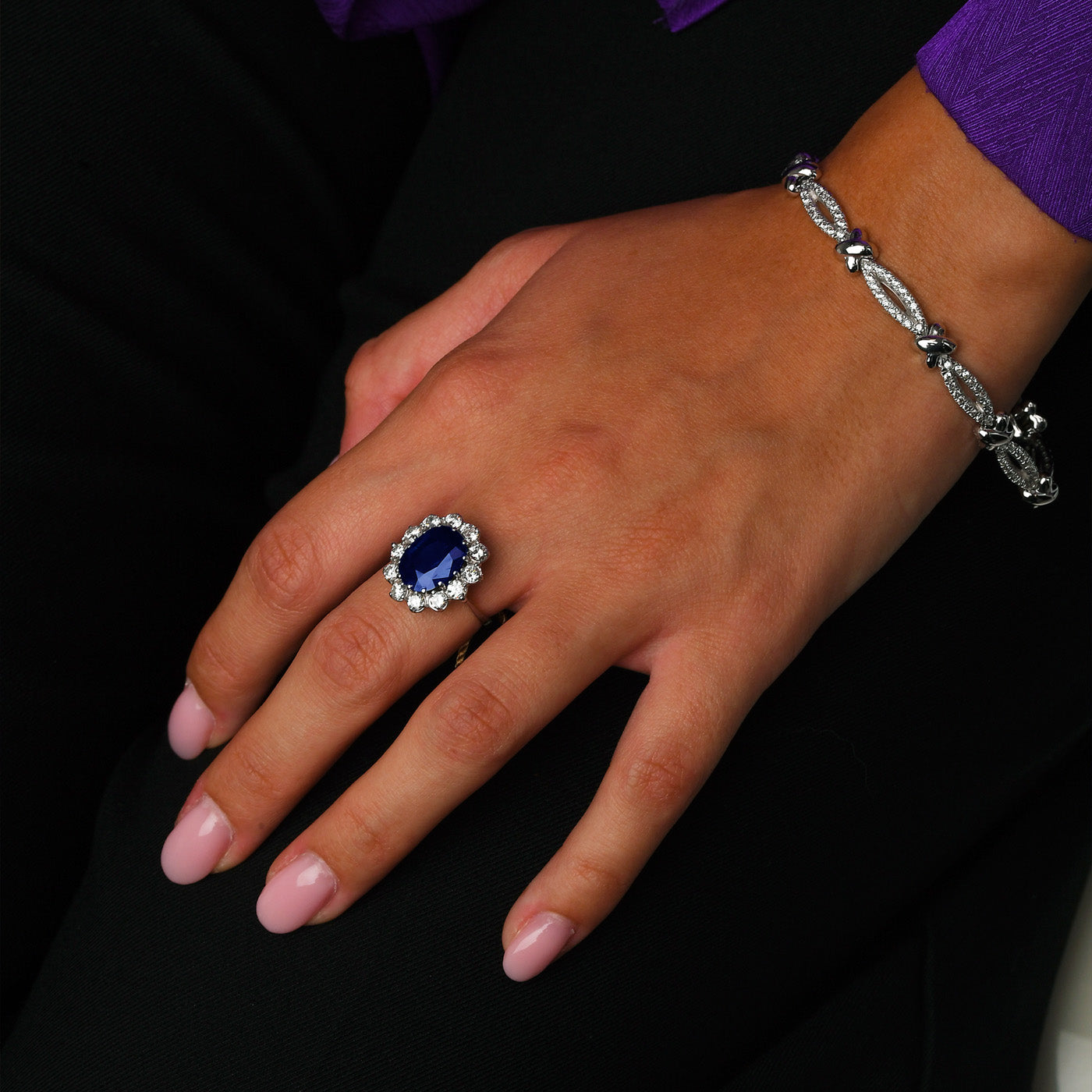 Anello con zaffiro blu ovale