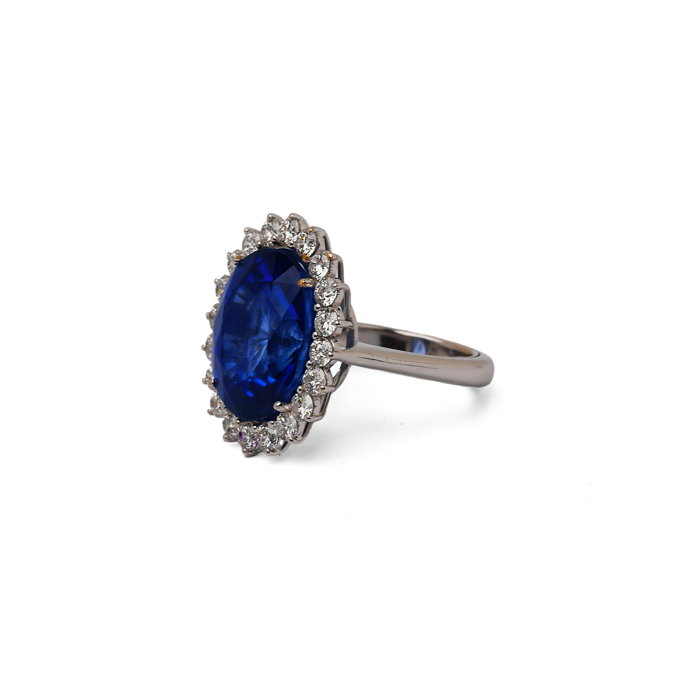 Anello con zaffiro blu ovale