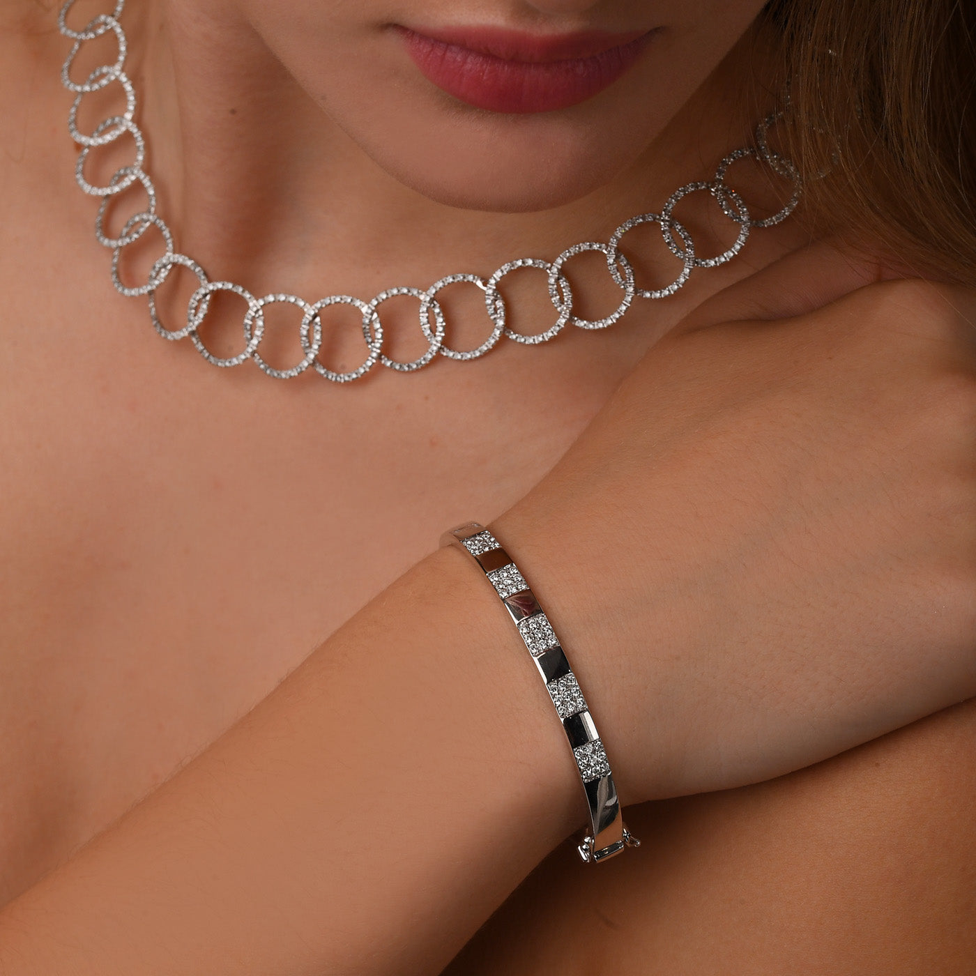 Bracciale rigido in oro bianco con diamanti