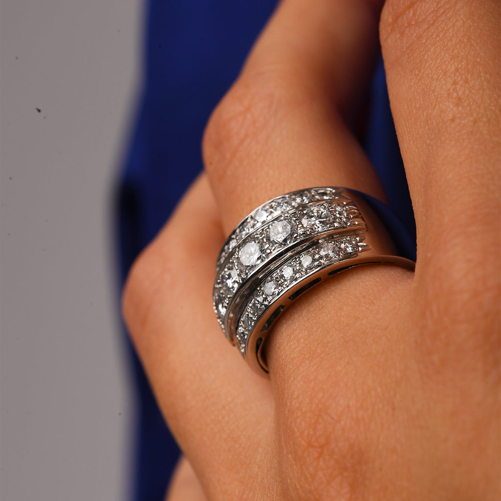 Anello a fascia in oro bianco con diamanti (1665)