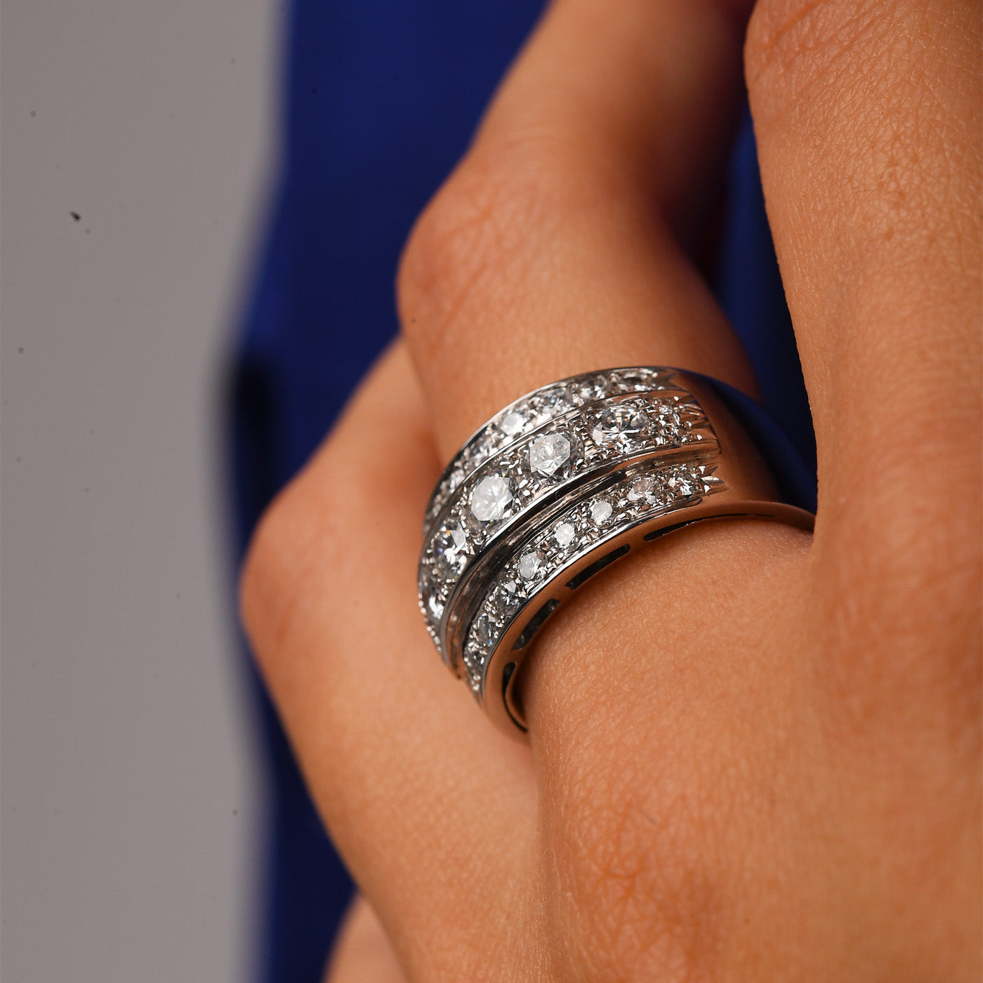 Anello a fascia in oro bianco con diamanti (1665)