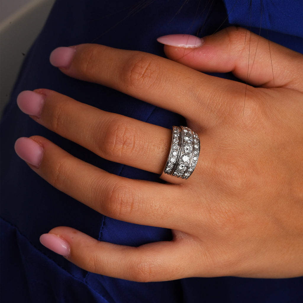 Anello a fascia in oro bianco con diamanti (1665)