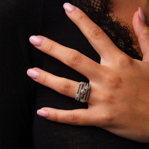 Anello a fascia in oro bianco con diamanti (1749)