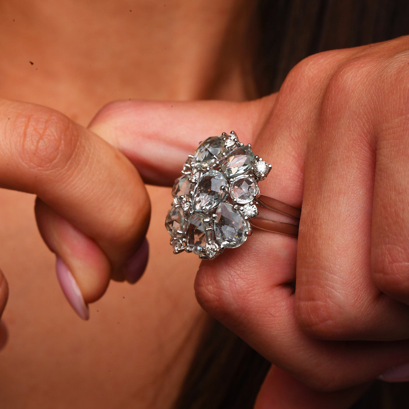 Anello con acquamarina e diamanti.