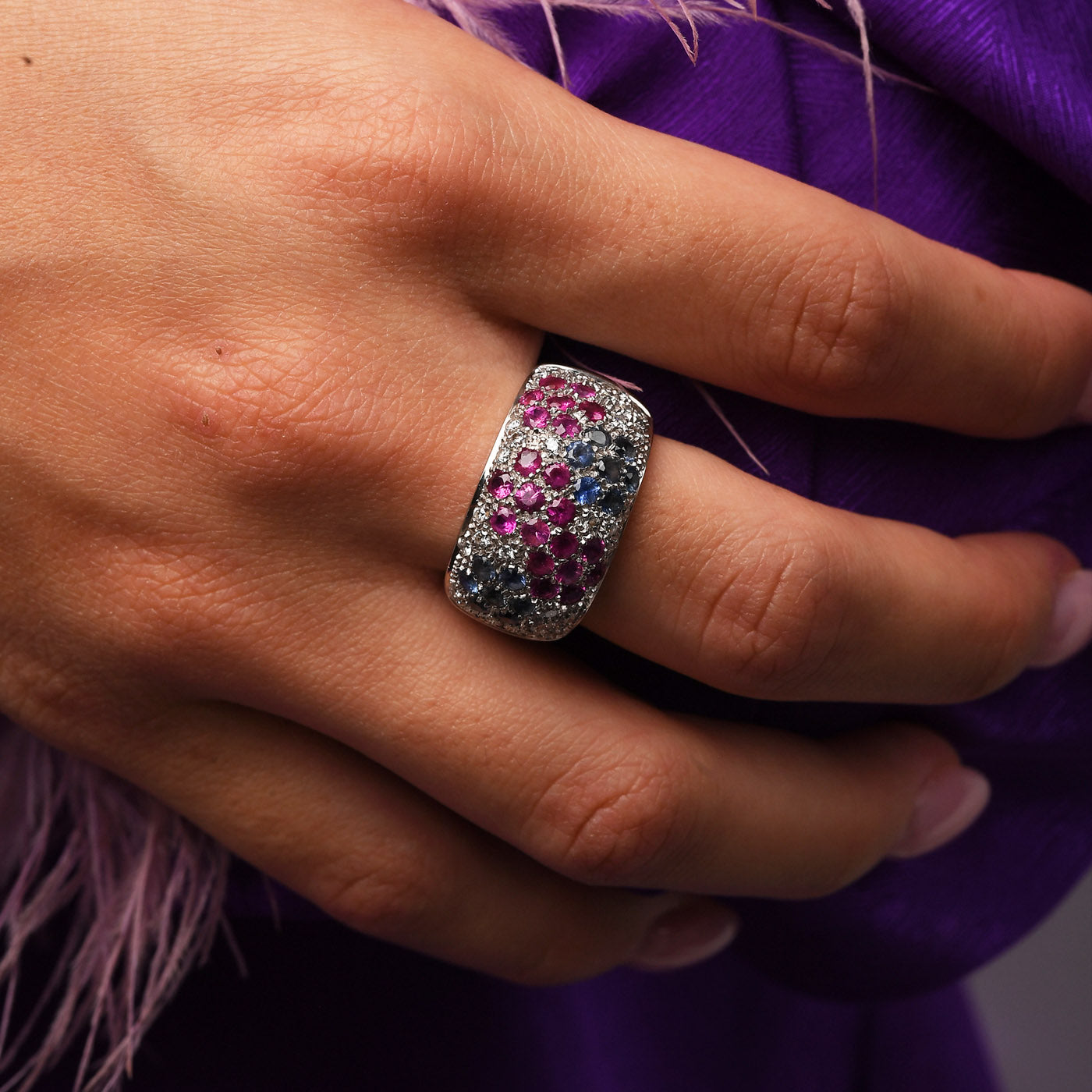 Anello fascia in oro bianco, diamanti, rubini, zaffiri (1613)