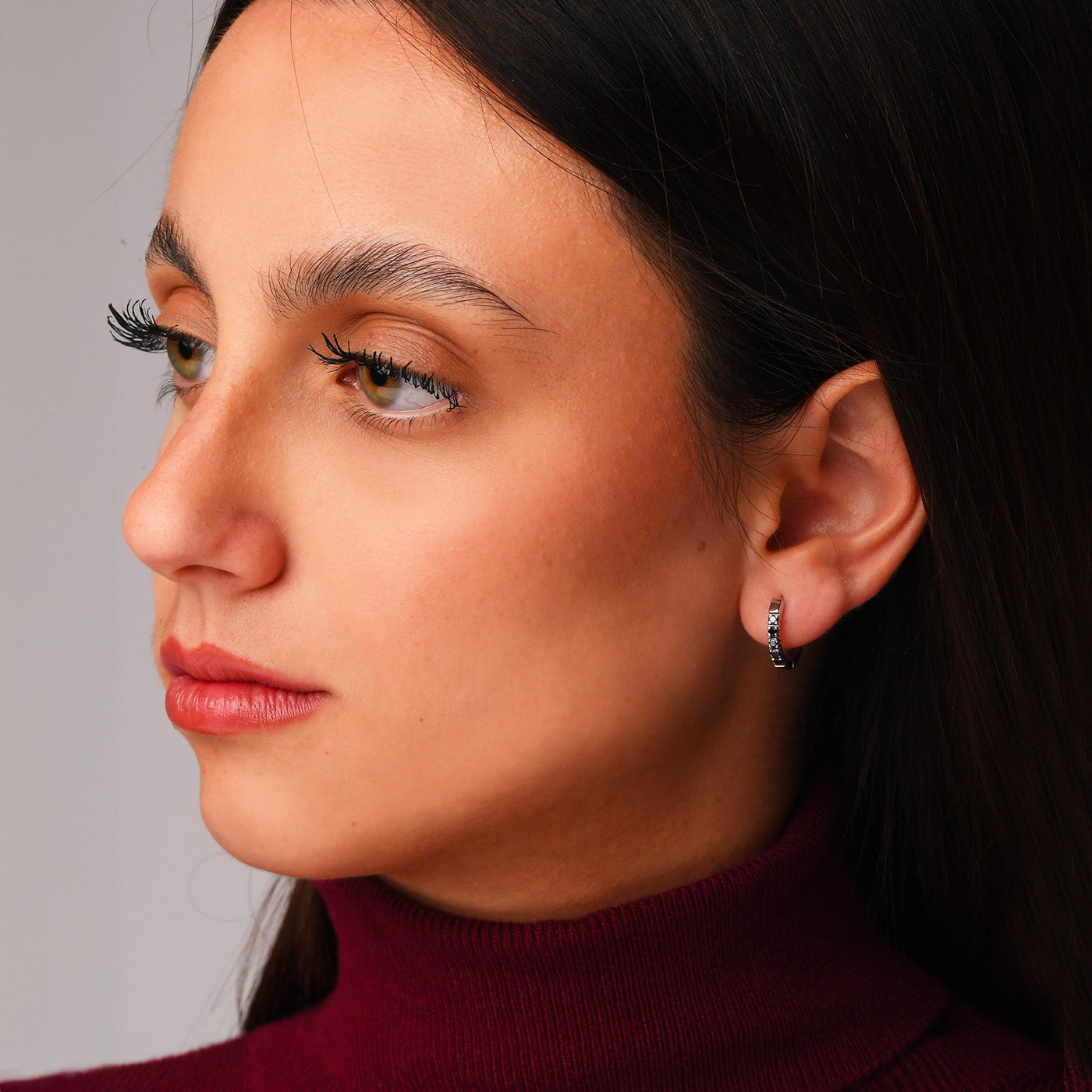 Orecchini cerchietto in oro bianco e diamanti neri