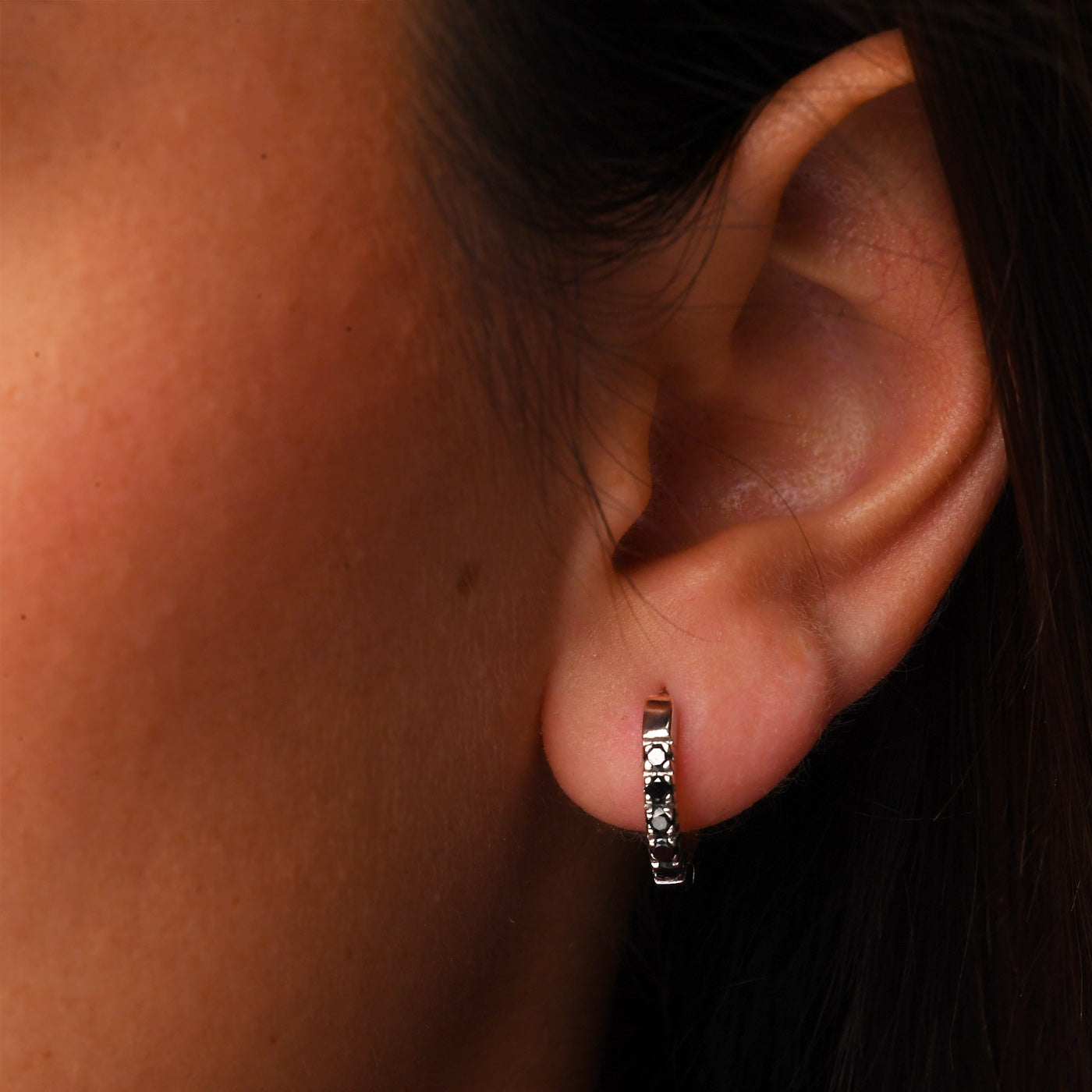 Orecchini cerchietto in oro bianco e diamanti neri