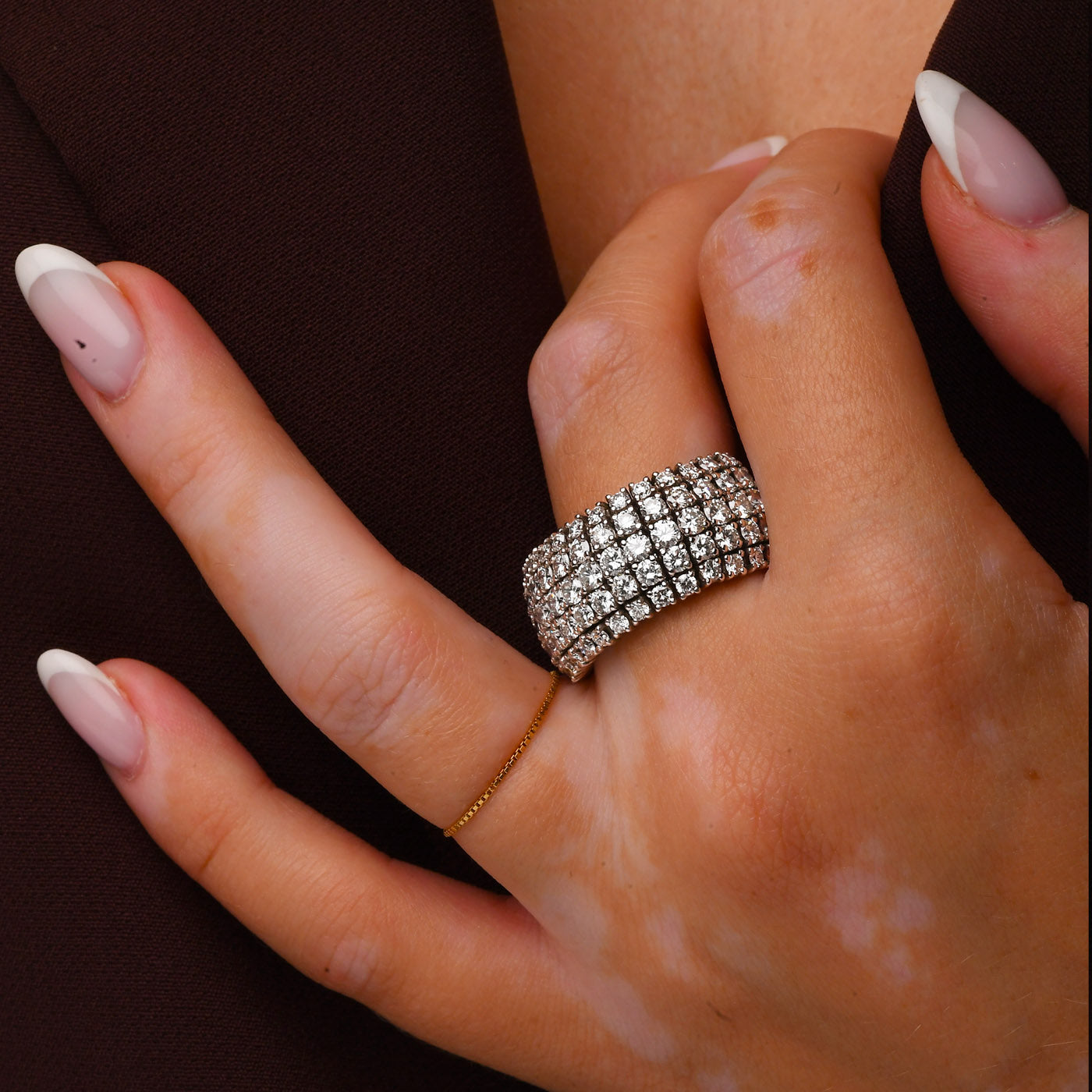 Anello a fascia in oro bianco con diamanti (1591)