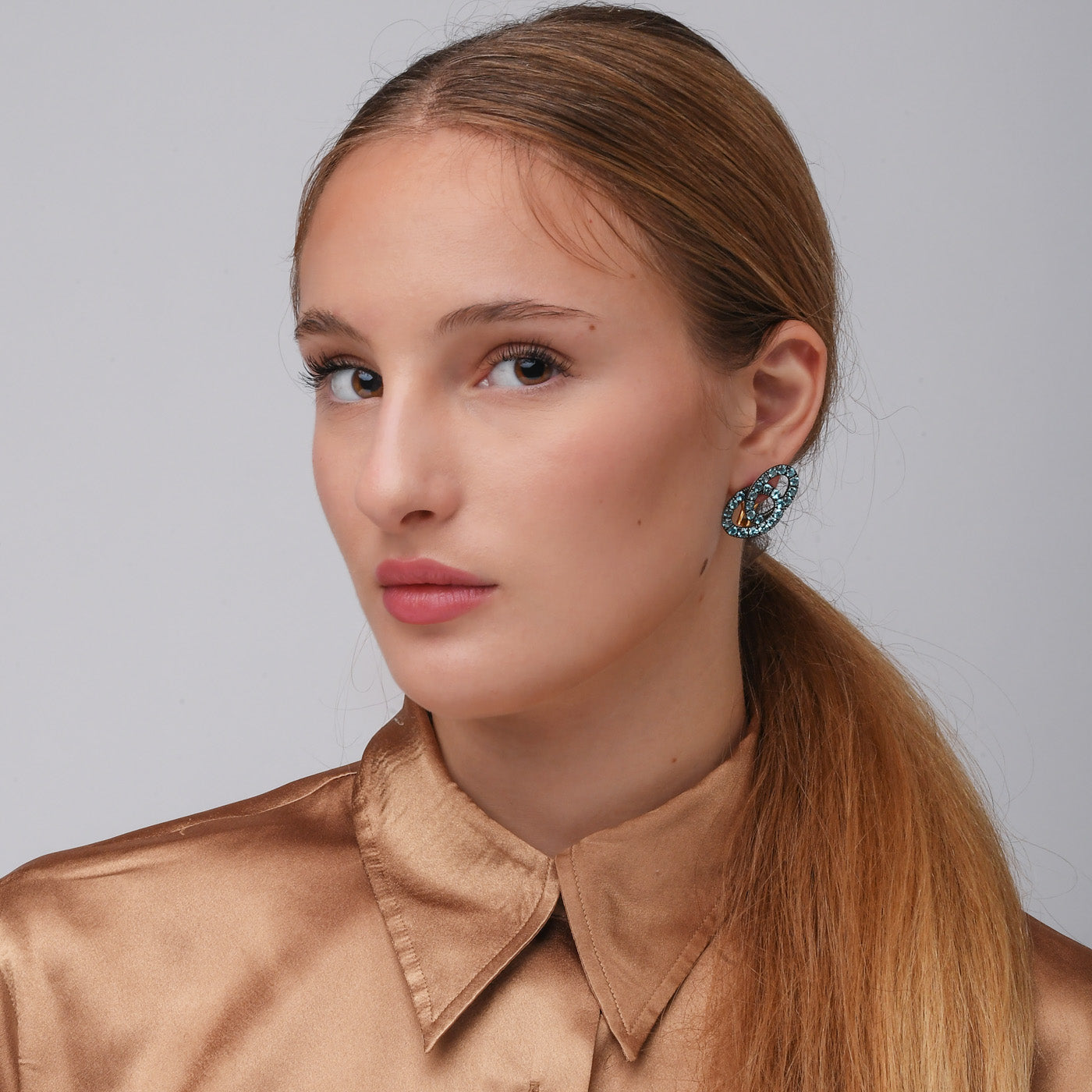 Orecchini Pomellato con pavé di topazi blu