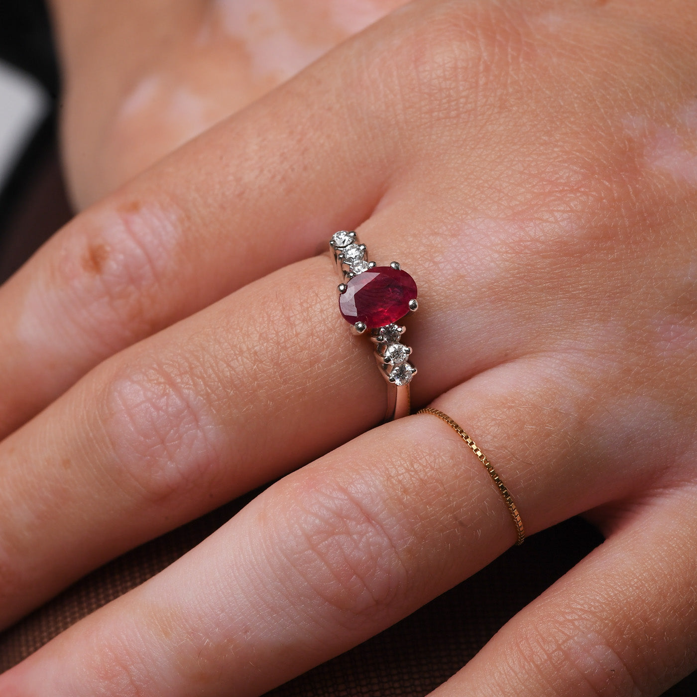 Anello in oro bianco rubino e diamanti (1763)