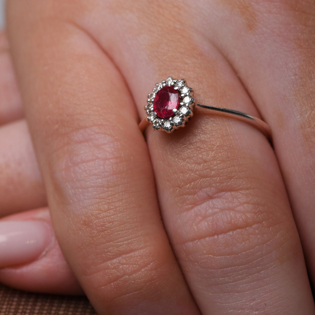 Anello in oro bianco con rubino e diamanti