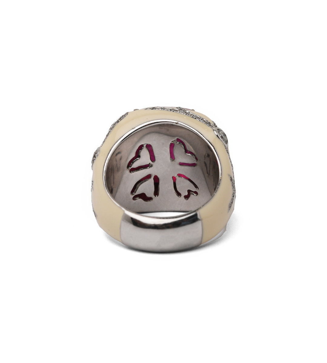 Anello con rubino cabochon e smalto bianco
