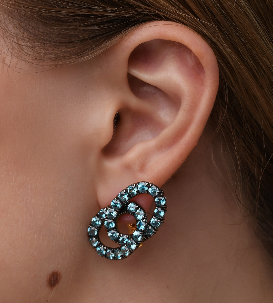 Orecchini Pomellato con pavé di topazi blu