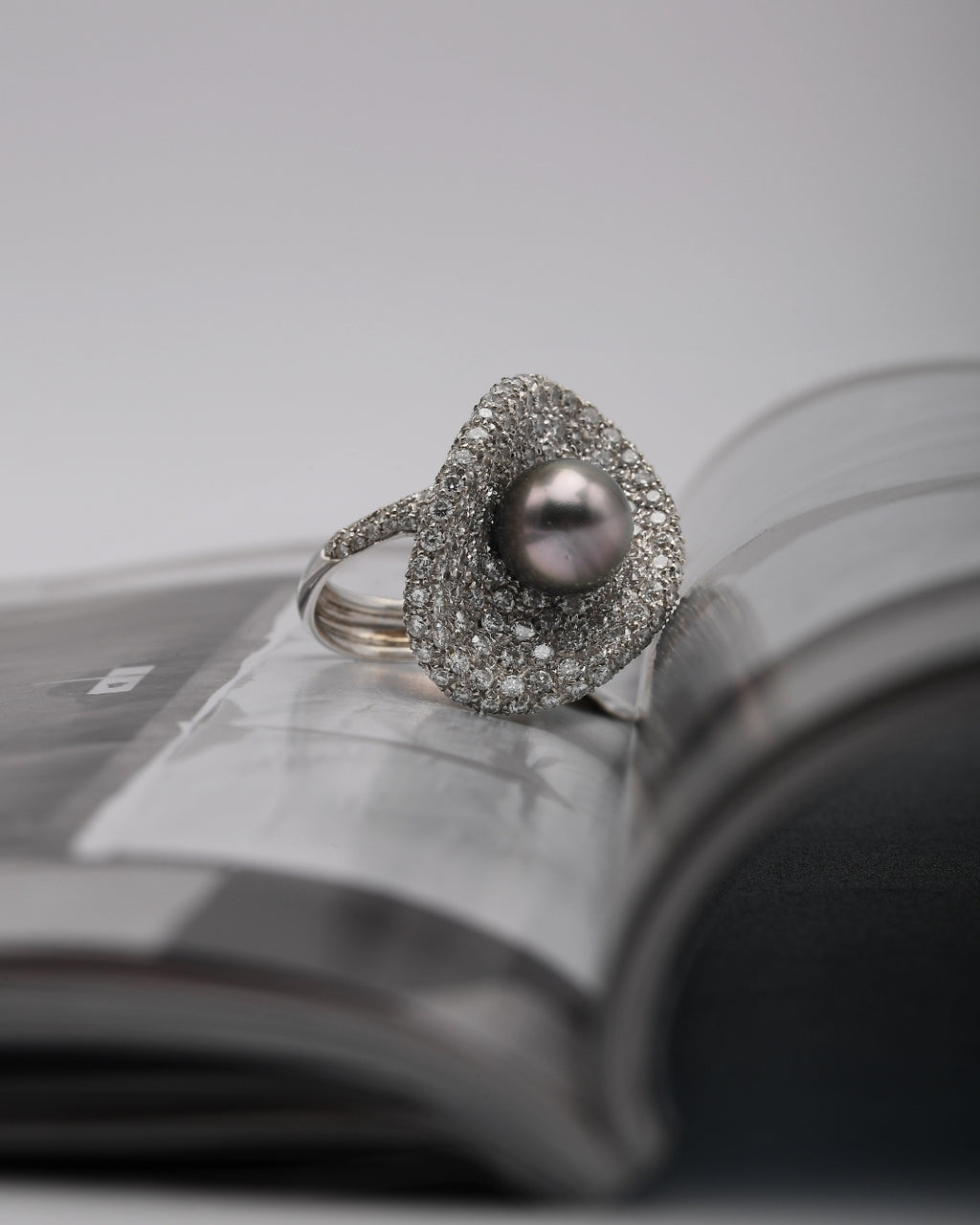 Anello in oro bianco con perla grigia Tahiti e diamanti