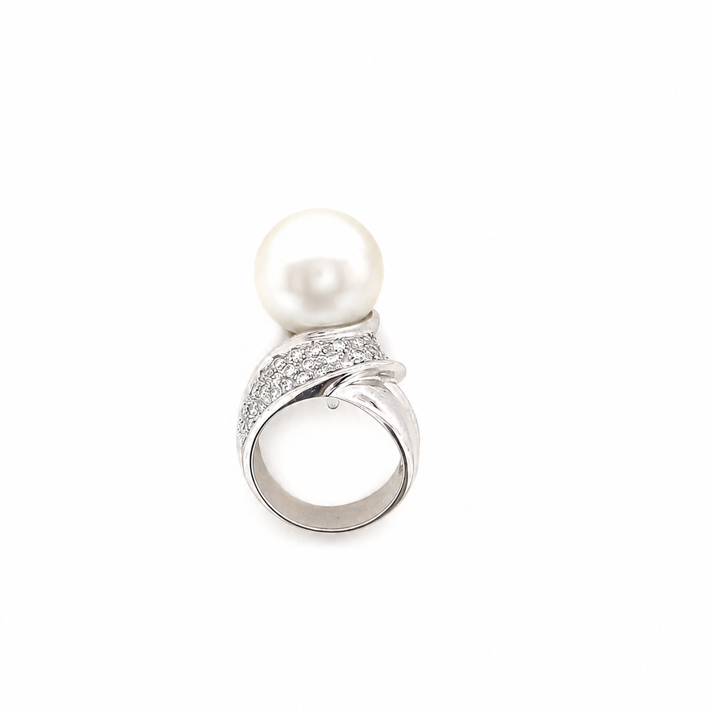 Anello in oro bianco perla e diamanti (1669)