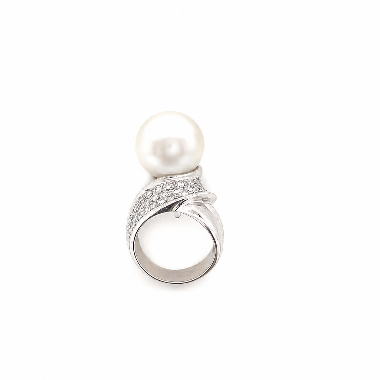 Anello in oro bianco perla e diamanti (1669)