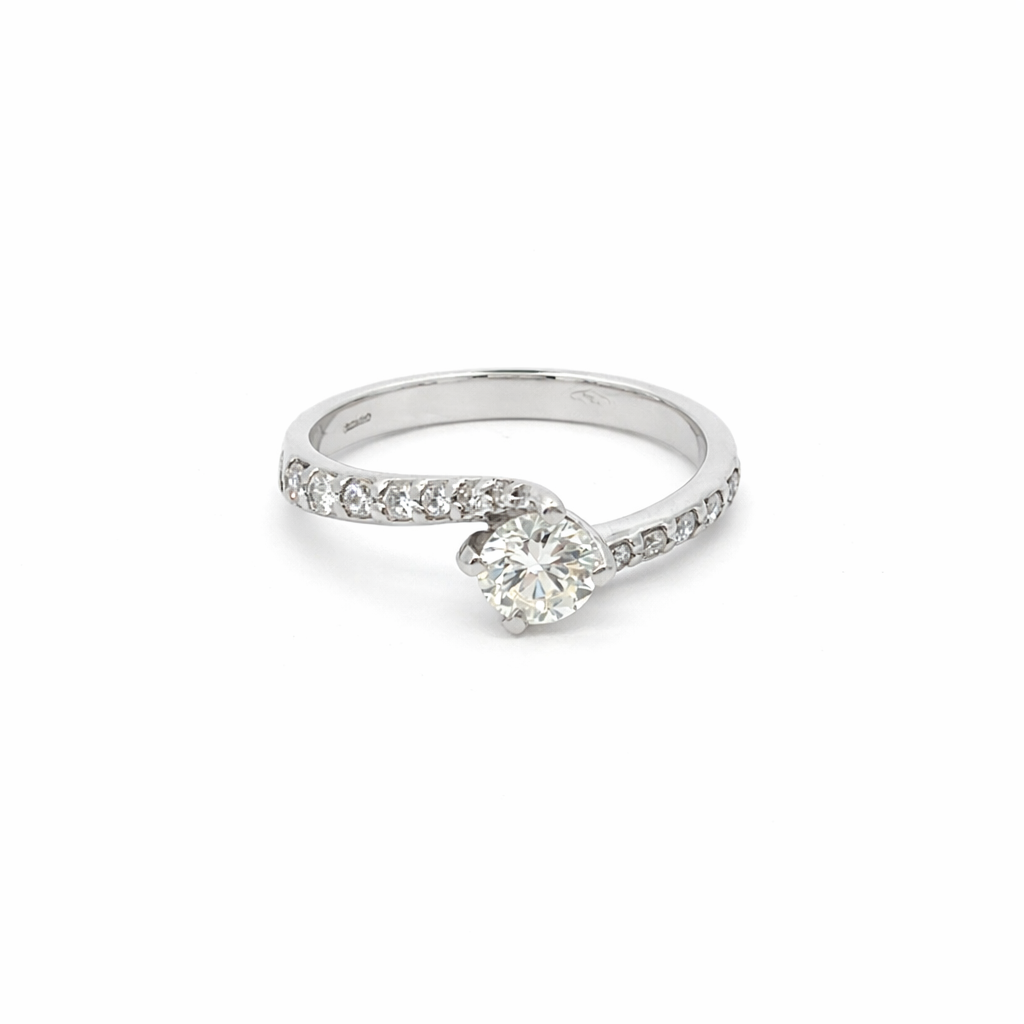 Anello contrarié in oro bianco e diamanti (1935)