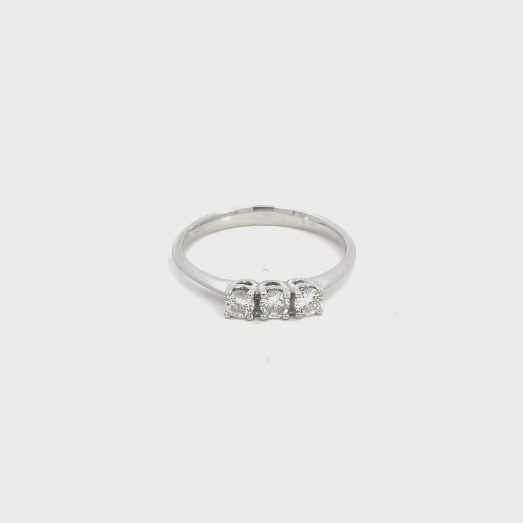 Anello trilogy in oro bianco 4 griffe con diamanti (1556)