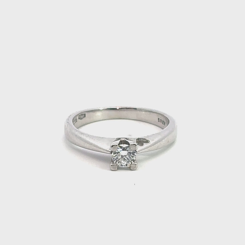 Anello solitario in oro bianco e cuoricino (1328)