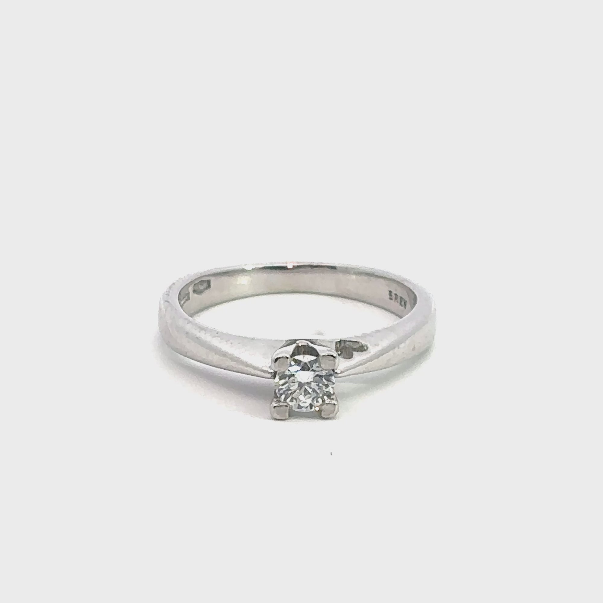 Anello solitario in oro bianco e cuoricino (1328)