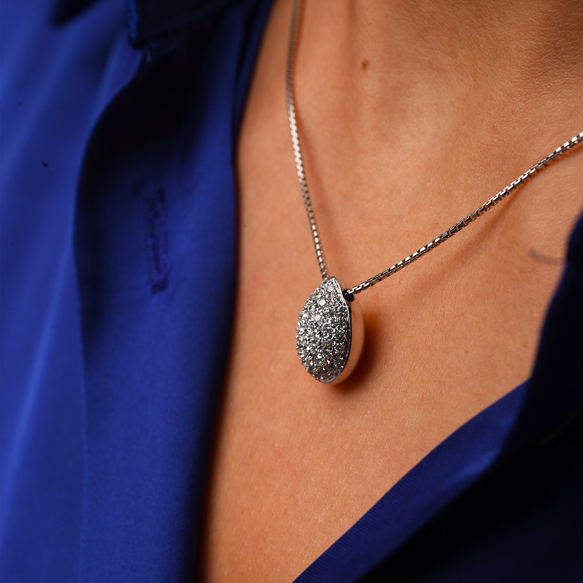 Collana in oro bianco ciondolo goccia diamanti (1412)